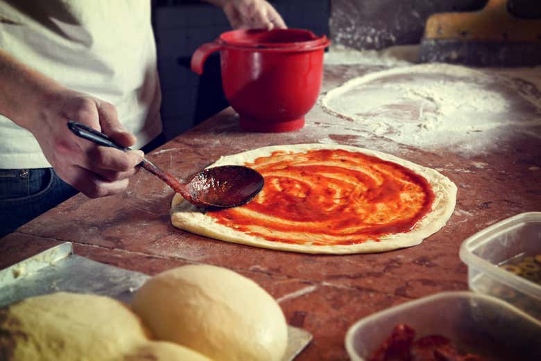 Elaborando una pizza casera