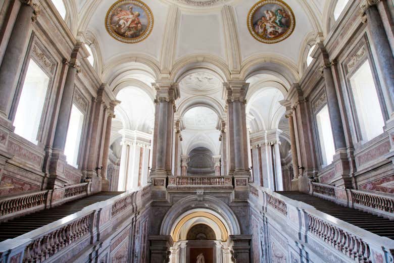 Admirando la bella escalinata del edificio