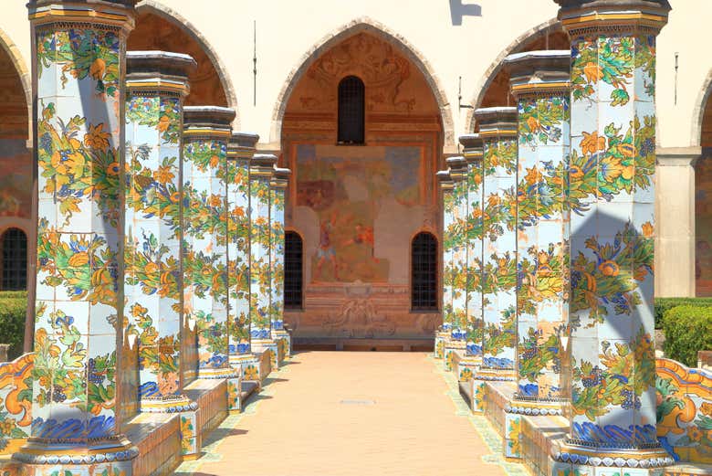 Pilares de colores del claustro de Santa Clara