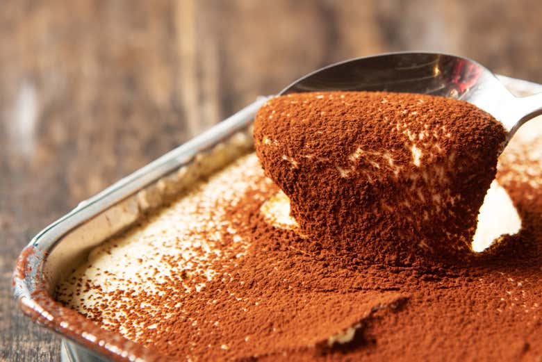 Tiramisú cubierto de cacao